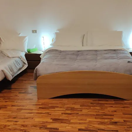 Oleggio Apartment אולג'ו