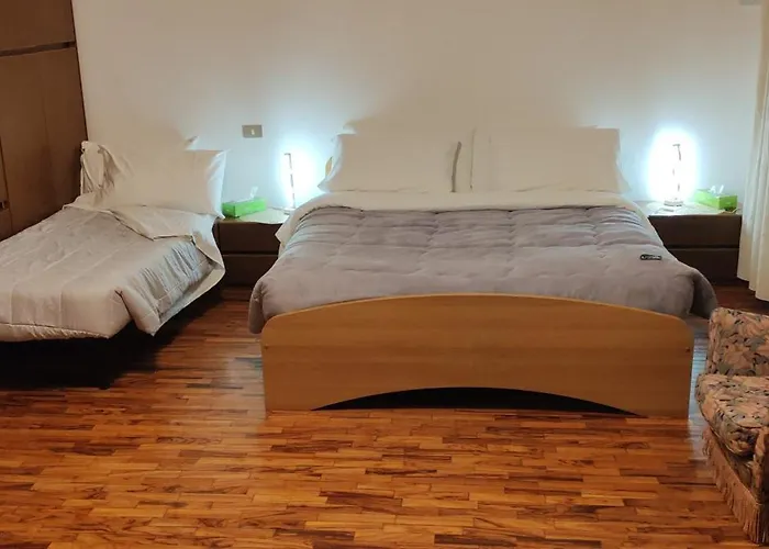 Oleggio Apartment אולג'ו